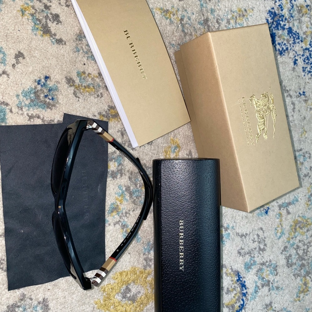 New in box Burberry Sunglasses - Picture 13 of 16